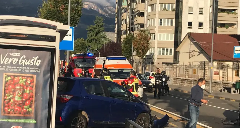Via Druso, auto finisce sulla pensilina dell’autobus
