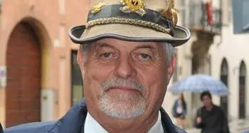Polemica sul cappello alpino, Il presidente Favero: «L’Ana non può consegnarlo»