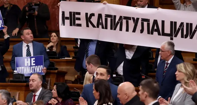 Kosovo: tumulti al parlamento serbo, 'Vucic traditore'