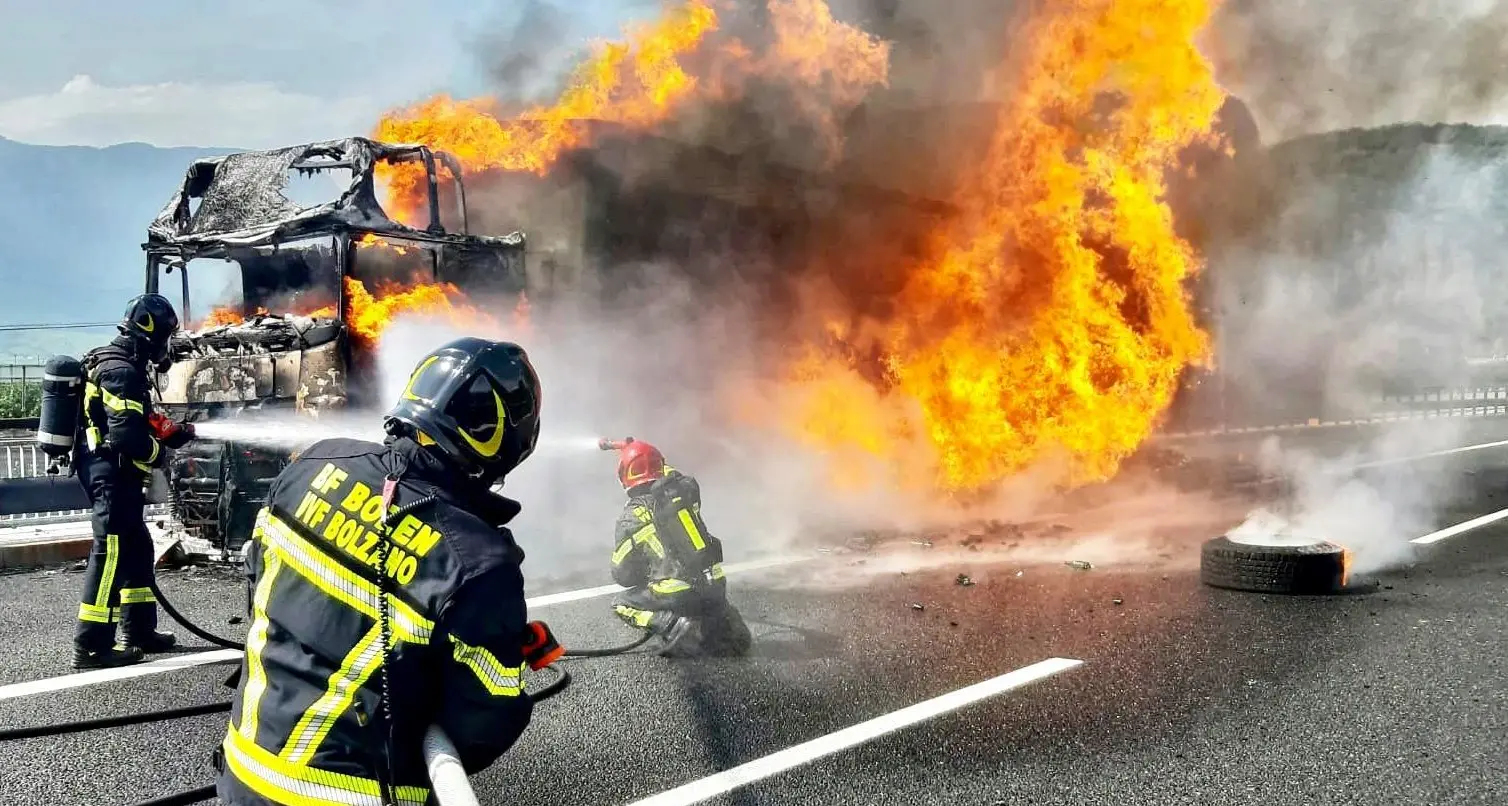 Tir carico di bottiglie vuote va a fuoco sull’autostrada del Brennero