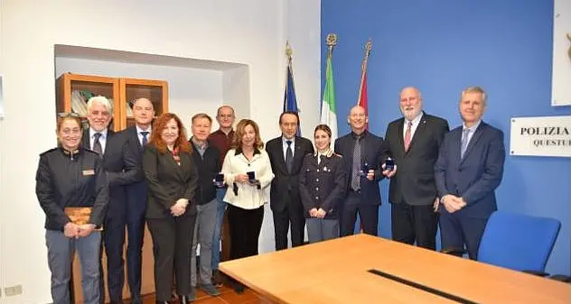 Medaglie di commiato ai poliziotti in pensione: la cerimonia in Questura