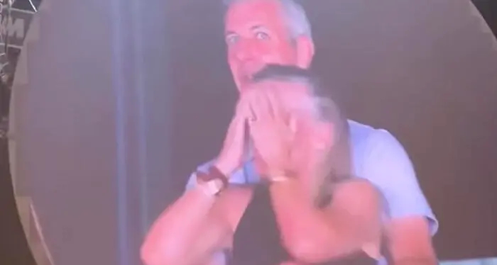 Ripresi dalla kiss cam al concerto dei Coldplay: anche il marito di lei era lì con l’amante