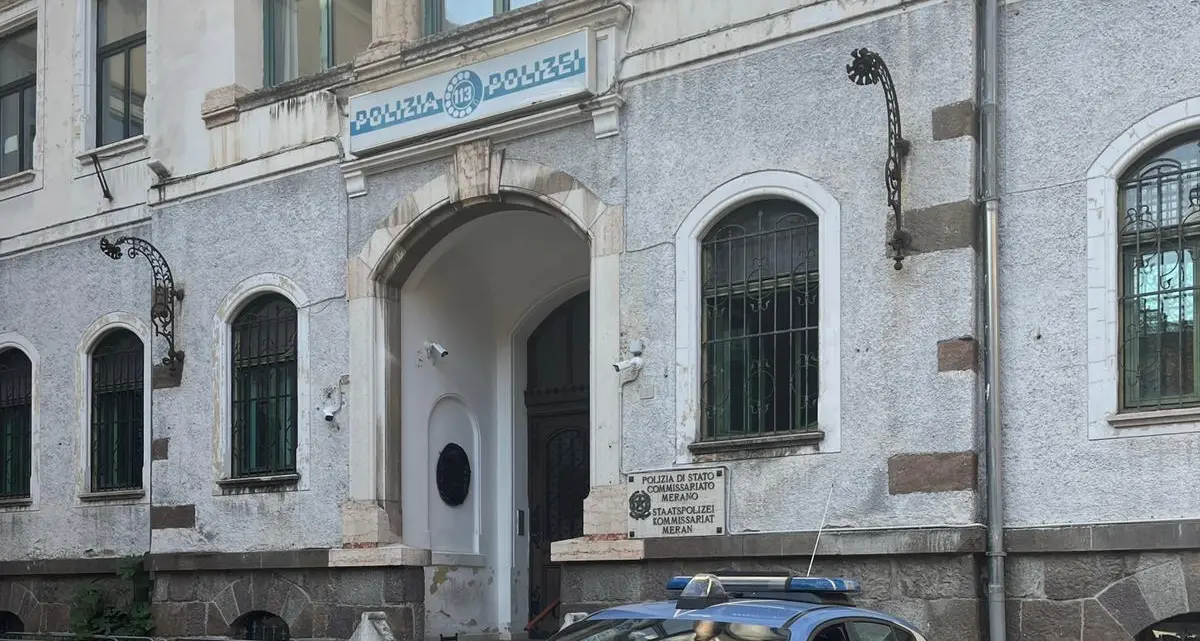 Merano, ruba il telefono a un turista. Ladro bloccato e espulso: era irregolare e pregiudicato