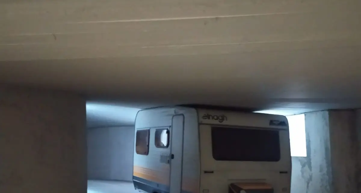 Roulotte incastrata blocca la rampa in via Renon