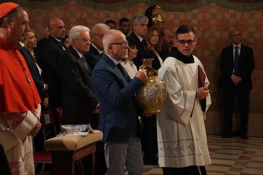Mattarella, il mondo si illumini e si possa indicare la via della pace