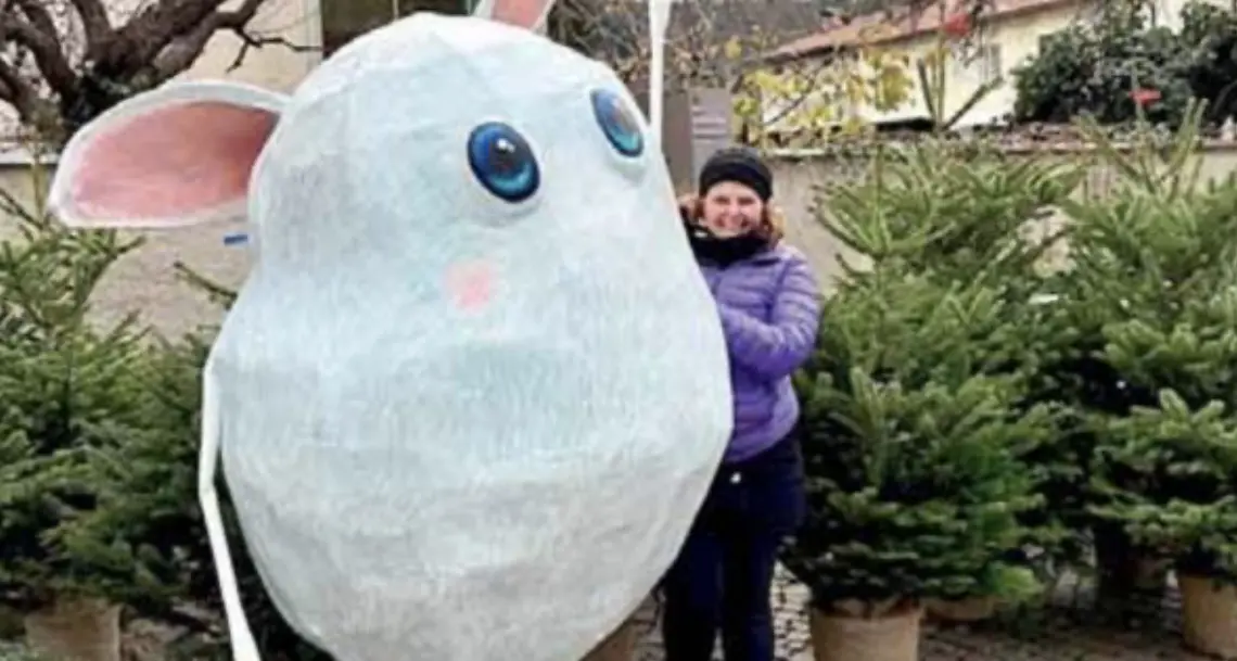Una scultura nel Natale brissinese: alta due metri - tre con il palloncino dà un volto reale a Oops