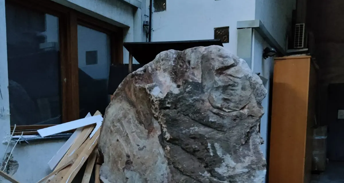 Paura ad Ora, masso gigante finisce tra i capannoni