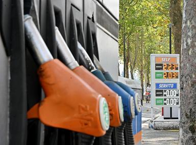 Il gasolio corre e sale in autostrada a 2,3 euro al litro