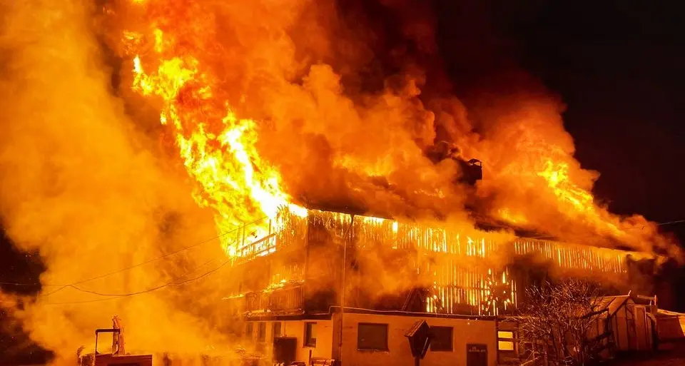 Rogo divora un fienile in val Casies, mobilitati 100 vigili del fuoco