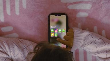 Lo smartphone come lasciapassare per l'autonomia dei bambini