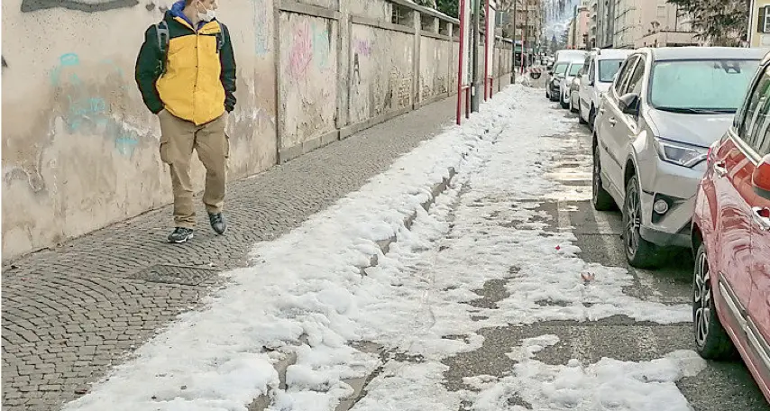 In città restano neve e ghiaccio Corso Libertà, pista pericolosa