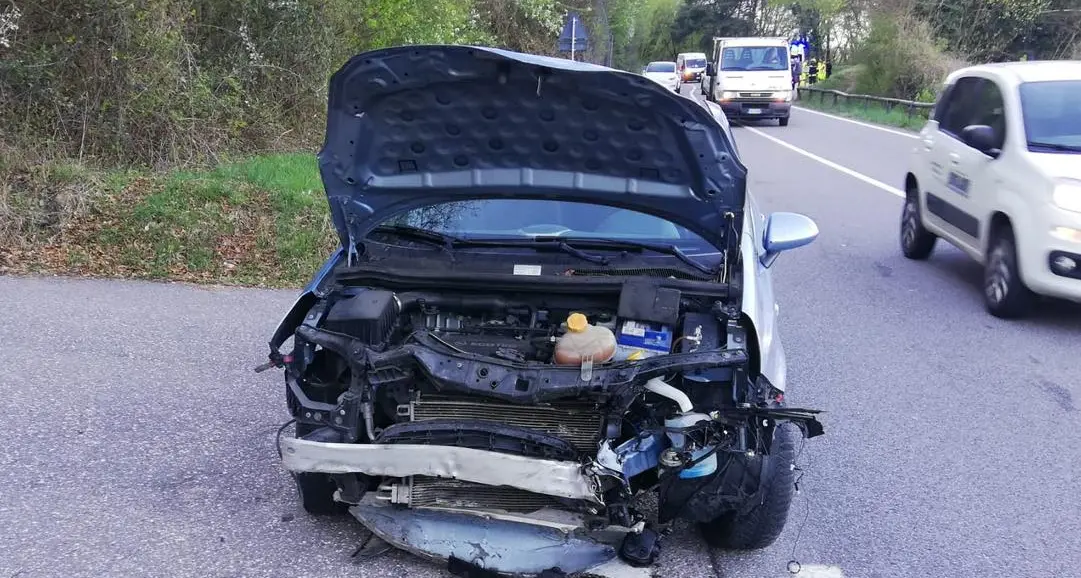 Scontro frontale a Ora, un ferito