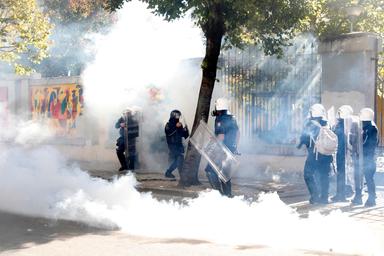 Caos a Tirana, scontri violenti e 194 persone fermate nel Paese
