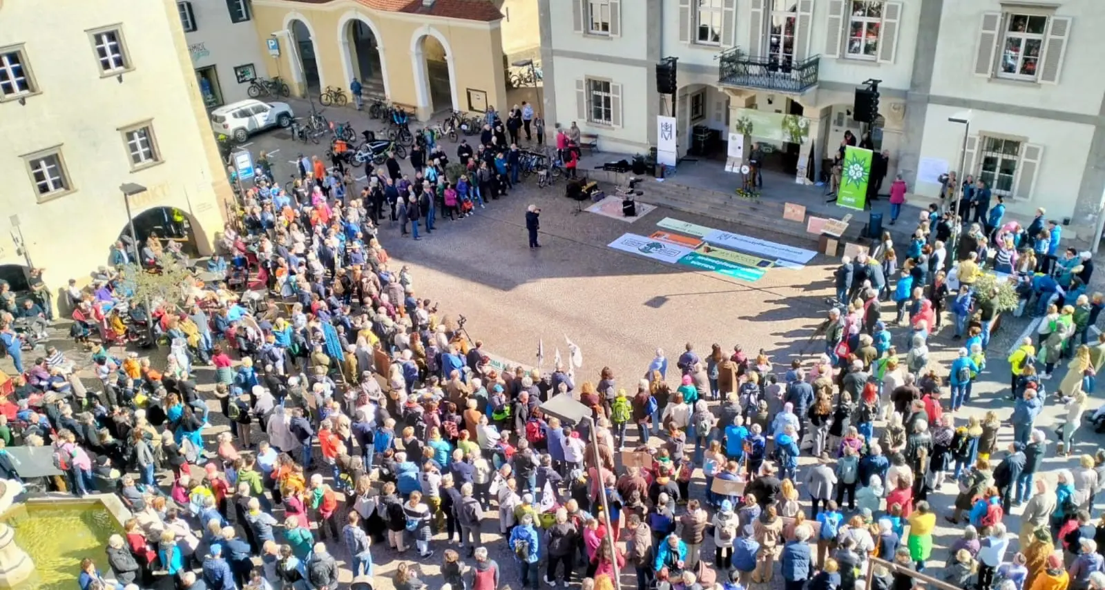In mille in piazza a Caldaro: «No ai bacini idrici, giù le mani dai boschi»