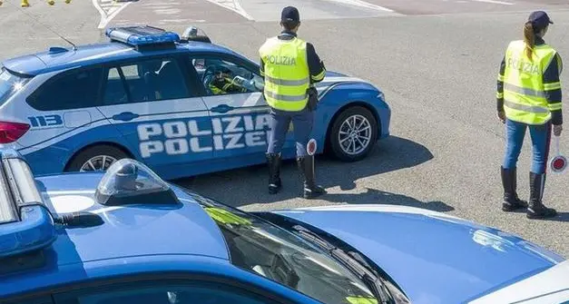 Diciannovenne guida in A22 con patente falsa: rischia una multa fino a 30 mila euro