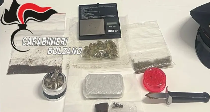 Madre e figlio denunciati per spaccio: in casa 120 grammi tra hashish e marijuana