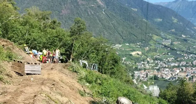 Trattore si ribalta, contadino ferito a Foiana