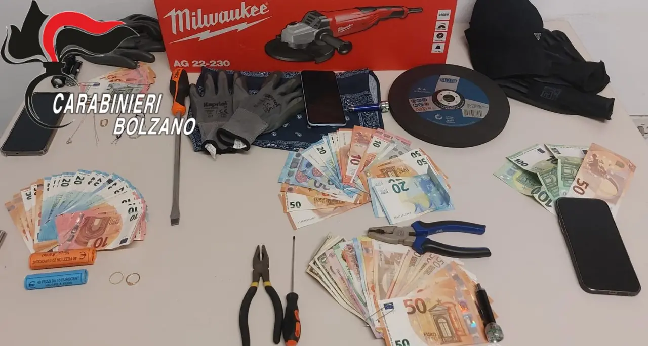 Forzano il posto di blocco e speronano i carabinieri: arrestati i ladri della banda degli hotel