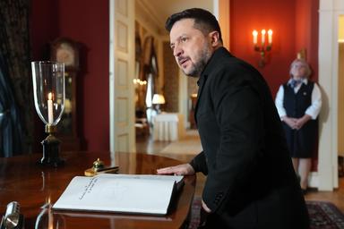 Zelensky, 'congelamento fronte con Russia come passo per avviare negoziati'