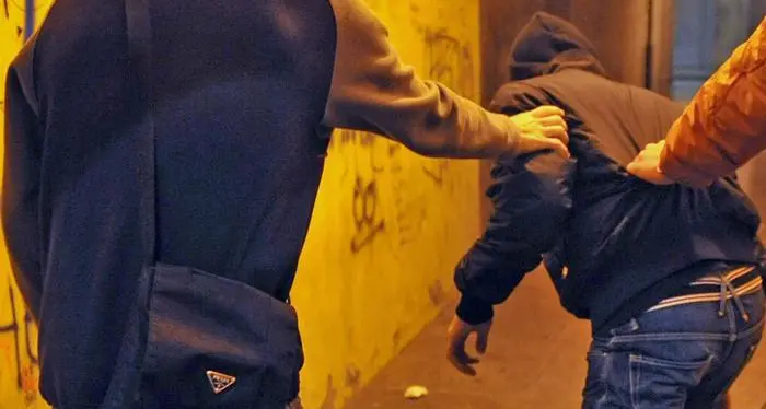 Studente aggredito alla fermata del bus, denunciati quattro ragazzi