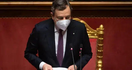 Draghi: “Da metà maggio pass verde nazionale. Turisti, tornate in Italia”