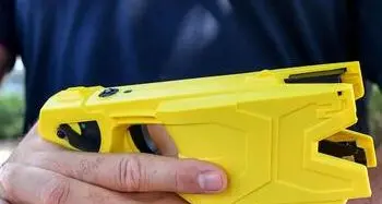 Figlio di un esponente bolzanino di Forza Italia aggredito da ragazzi con il teaser