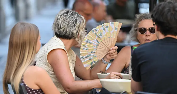 Caldo, calano a 19 le città da bollino rosso domani e domenica