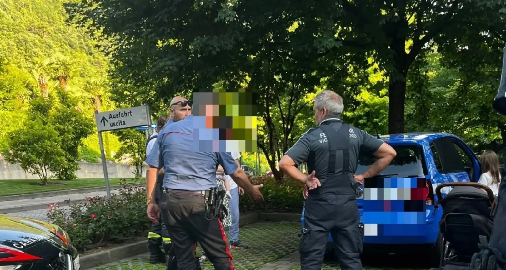 Bambino chiuso in auto: i vigili del fuoco rompono un finestrino e lo liberano