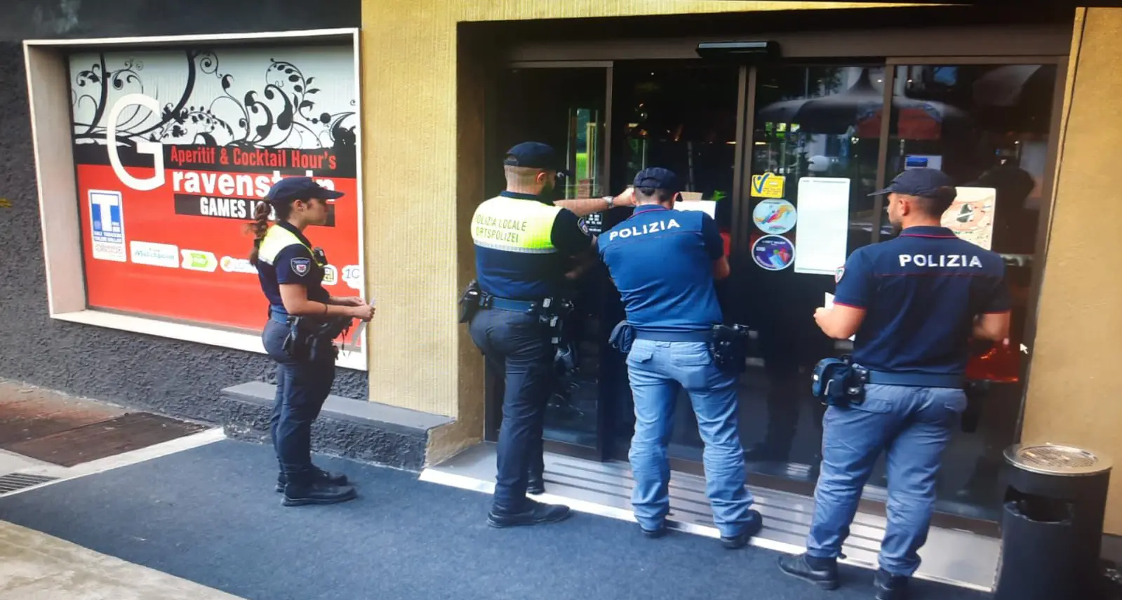 Minorenni sorpresi a giocare alle slot: la polizia chiude il Cafè Gravenstein di Marlengo