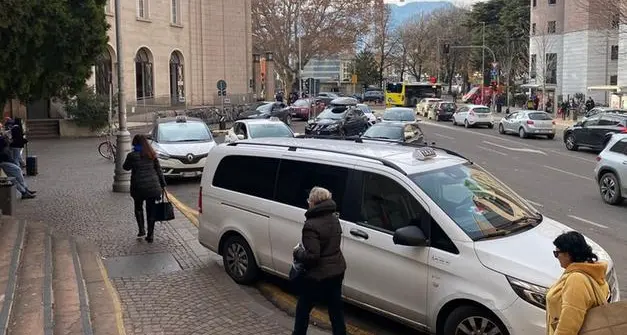 I tassisti bolzanini al Comune: «Troppe 70 licenze»