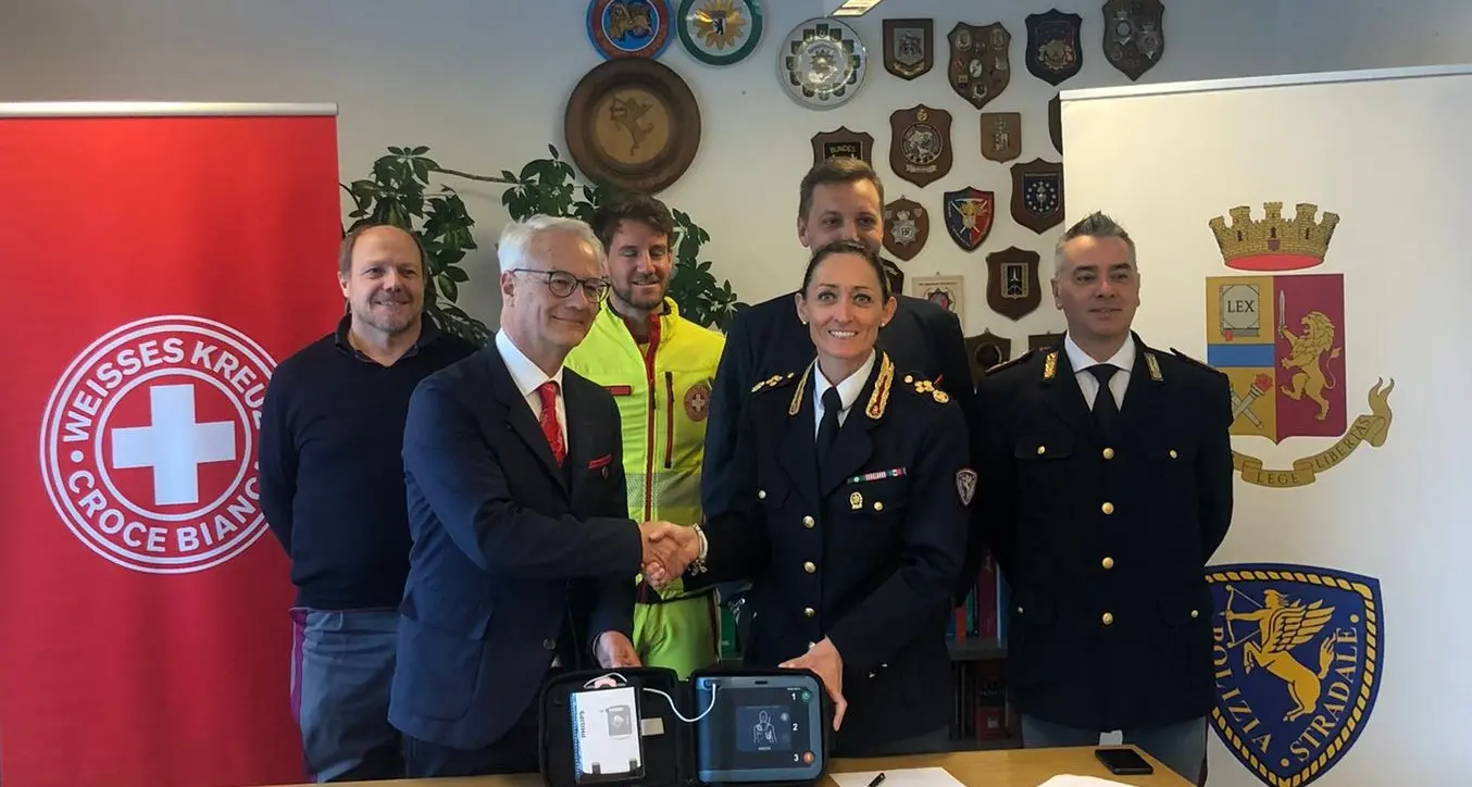 Brunico, defibrillatori portatili per la polizia stradale grazie alla Croce Bianca