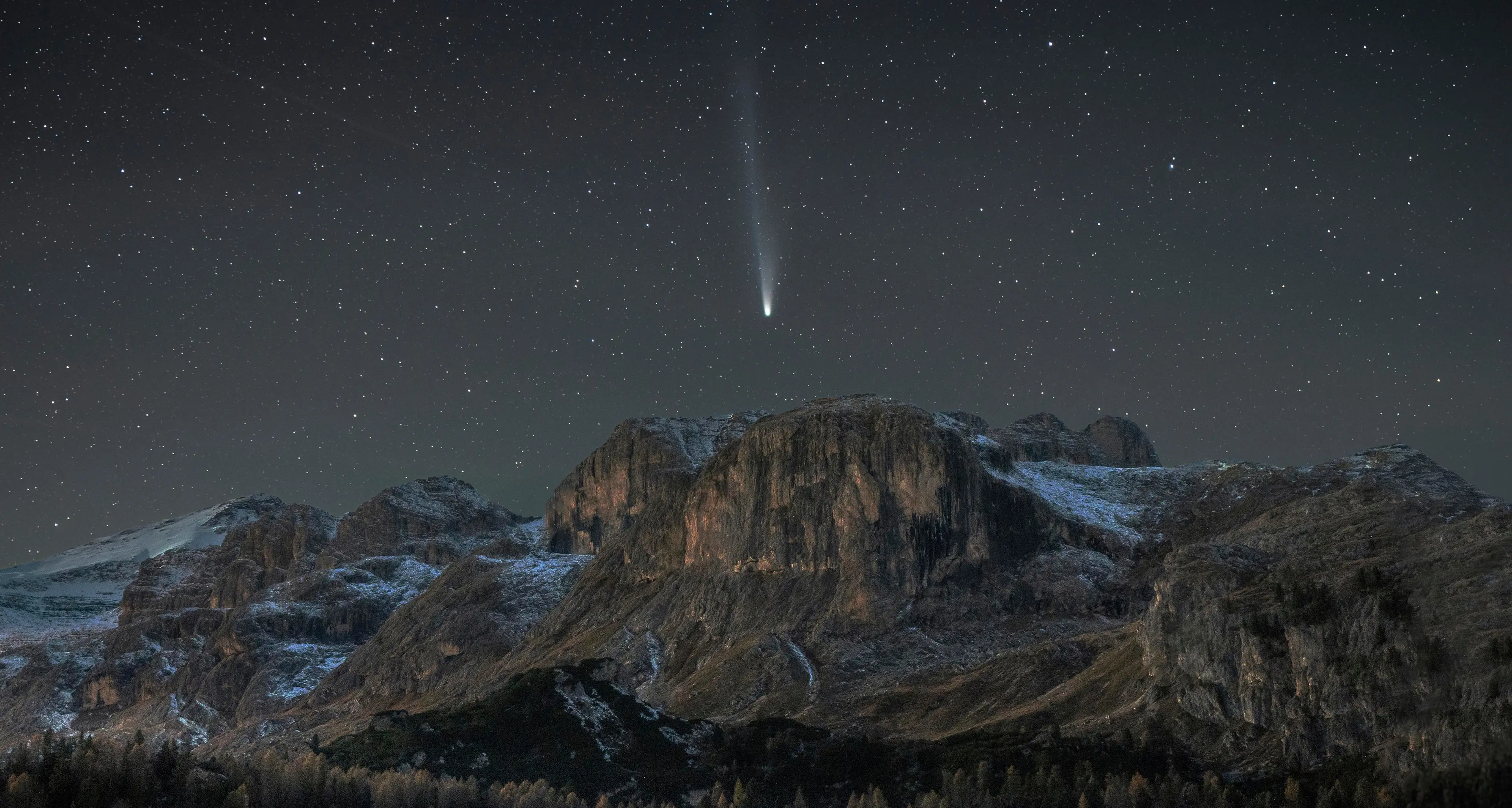 Cometa Lemmon: lo scatto perfetto di Fabio De Villa sopra il Piz Boè