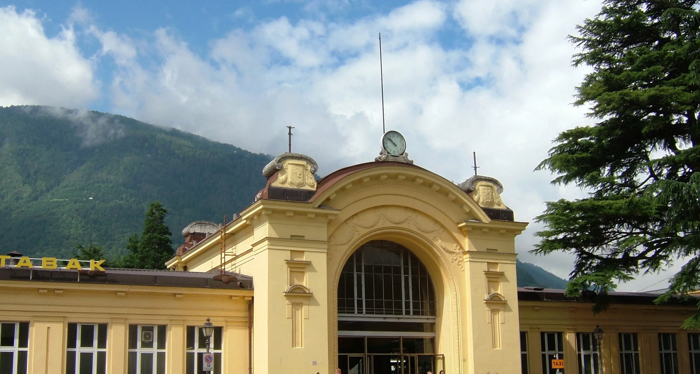 Merano, trovato morto sui binari un 21enne della val Venosta