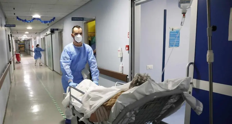 Pazienti in attesa per gli esami. Gli Ordini: «Manca personale»