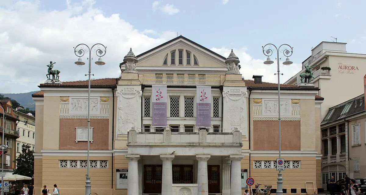 Il sipario del teatro Puccini abbassato fino all’autunno