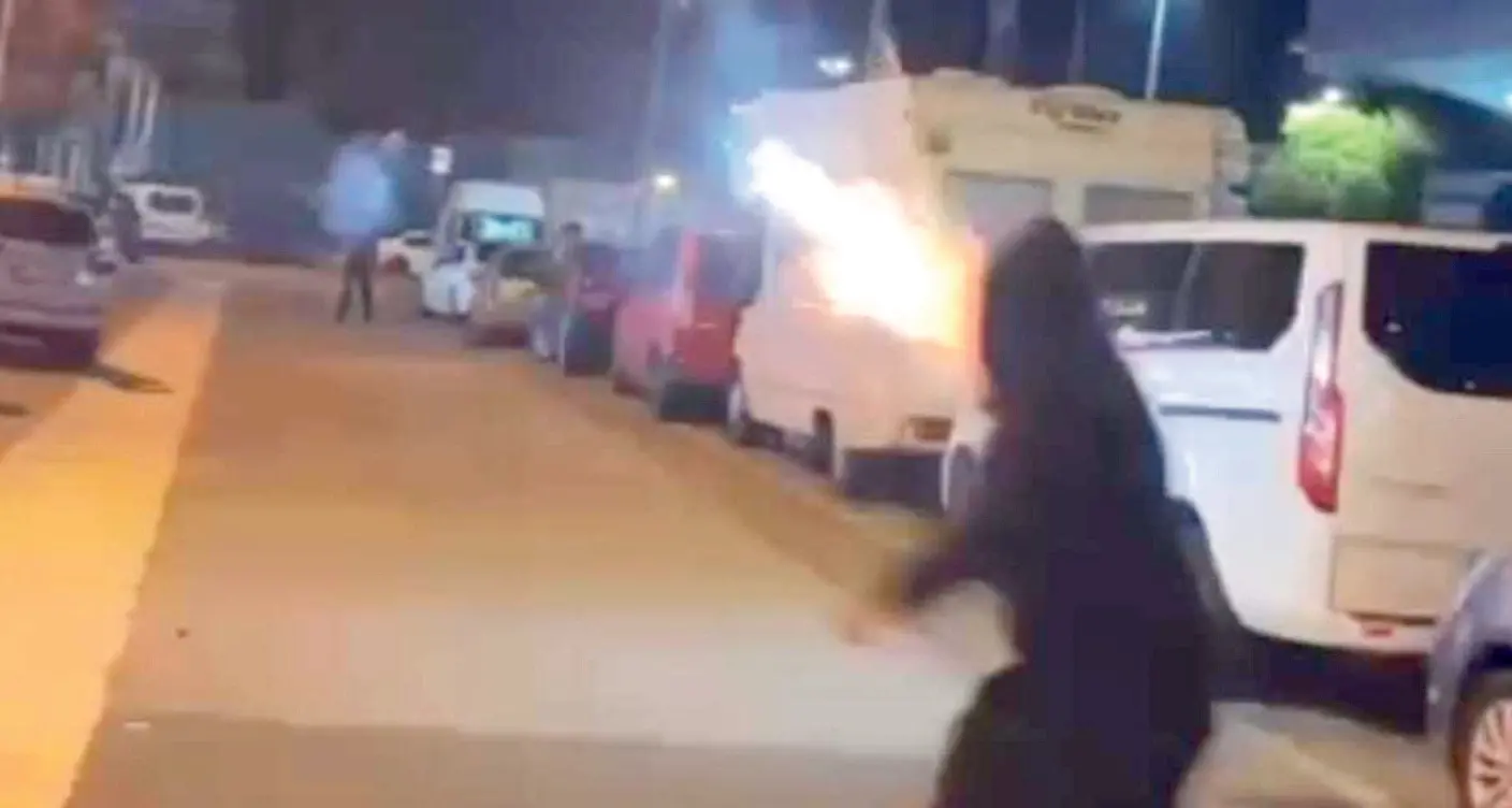 Paura a Firmian, baby gang spara fuochi d’artificio contro auto e case