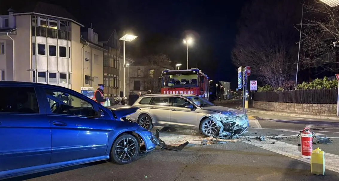 Violento scontro frontale tra due auto ad Ora: 2 feriti lievi