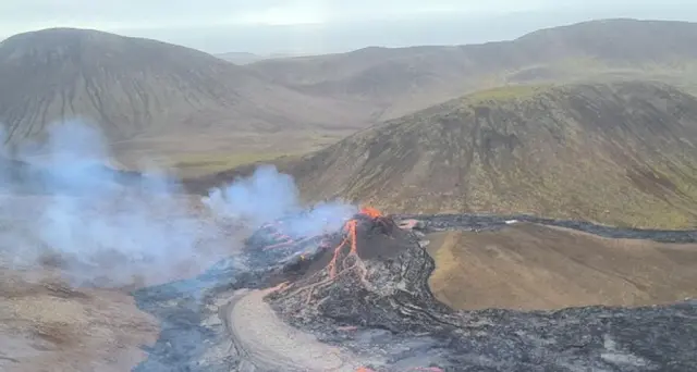 Islanda: migliaia di curiosi sul vulcano in eruzione