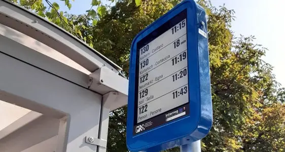 Progetto pilota: a Termeno il primo E-Paper-Display alle fermate degli autobus