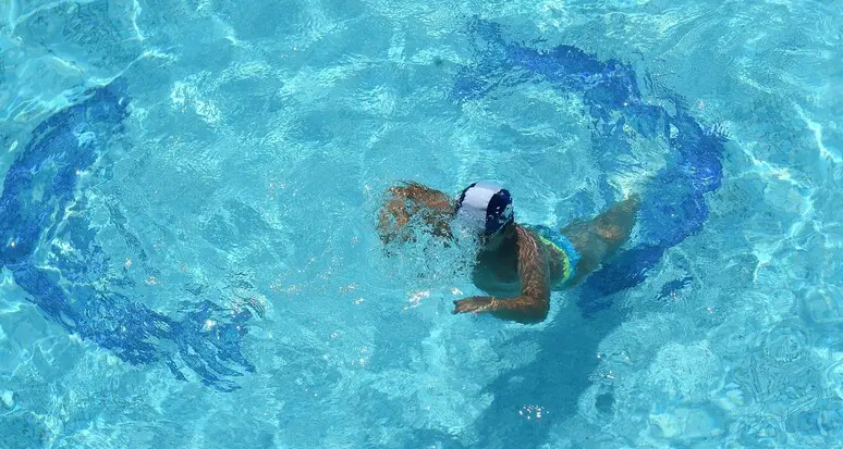 Sfiorata la tragedia a San Leonardo, quindicenne si immerge in piscina ma ha un arresto cardiaco: in eliambulanza a Bolzano