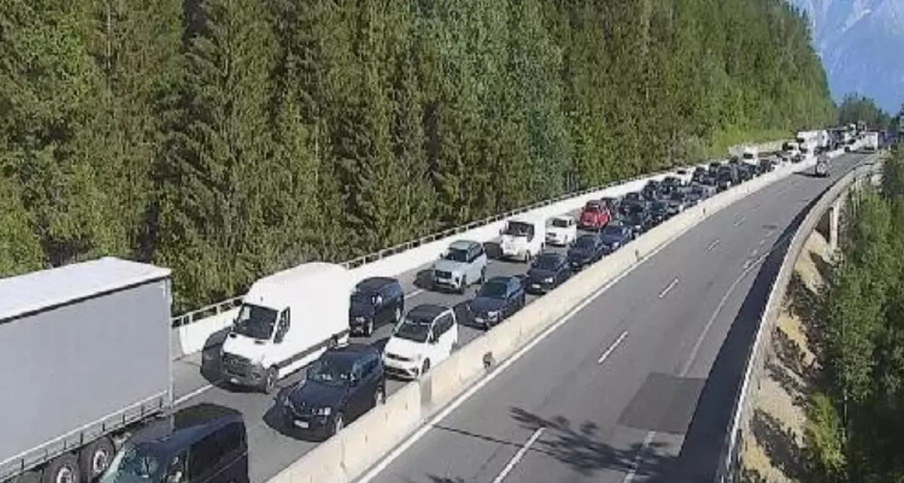 Passo del Brennero preso d'assalto prima del blocco: già 14 km di coda in Austria
