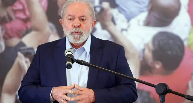 Lula: vaccinatevi, non seguite decisione imbecille Bolsonaro