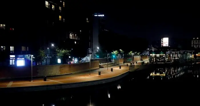 Notte di paura a Milano: vigile urbano aggredito da un gruppo di ragazzi, partono due colpi di pistola