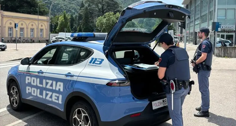 Bolzano, espulso dal Questore un 24enne iracheno: danneggiava le auto in sosta