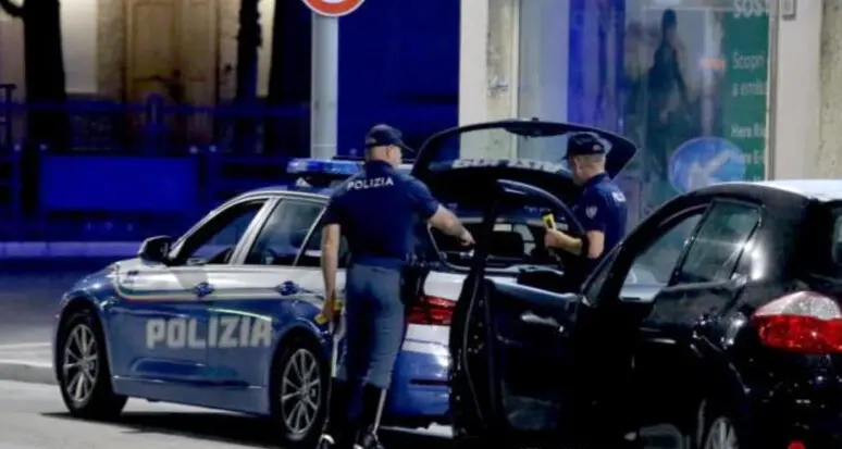 Sfreccia in statale e viene fermato ma usa la scusa del figlio che sta male. E’ una bugia, l’uomo guidava senza patente
