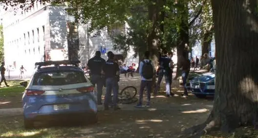 Bolzano, atti osceni davanti ai bambini nel parco Europa: denunciato