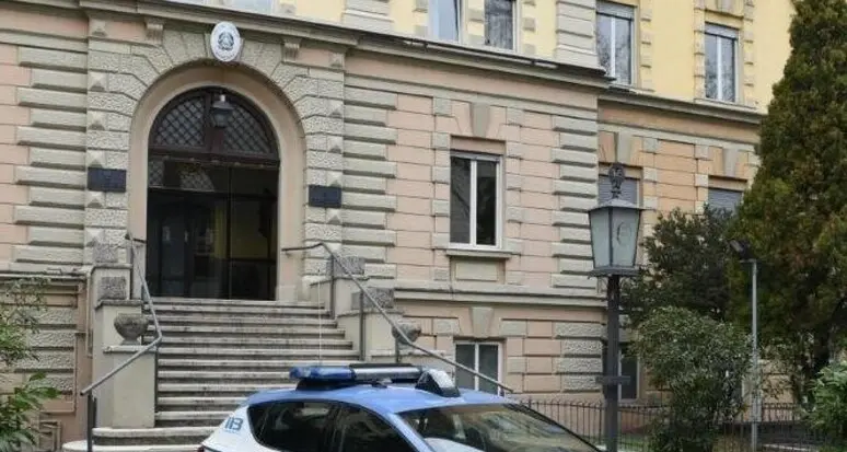 Offendono una bambina disabile e minacciano la mamma con una bottiglia rotta