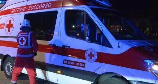 Scampano per un soffio a una tragedia stradale sul Renon: illesi due giovani