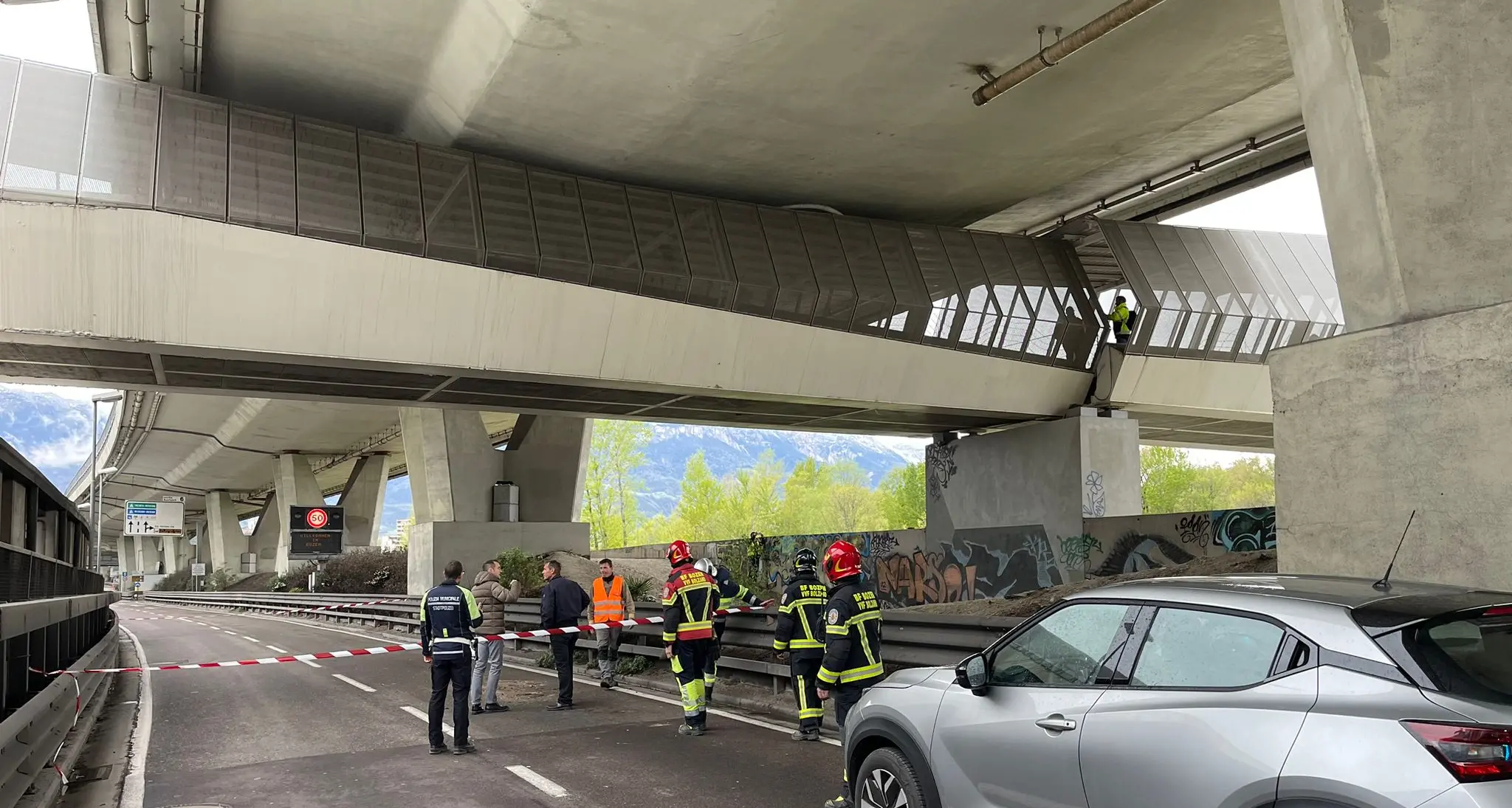 Bolzano, camion urta il ponte della ciclabile: Arginale chiusa e lunghe code