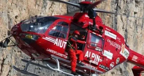 Merano 2000, sbaglia strada e scivola nel canalone per 150 metri: illeso